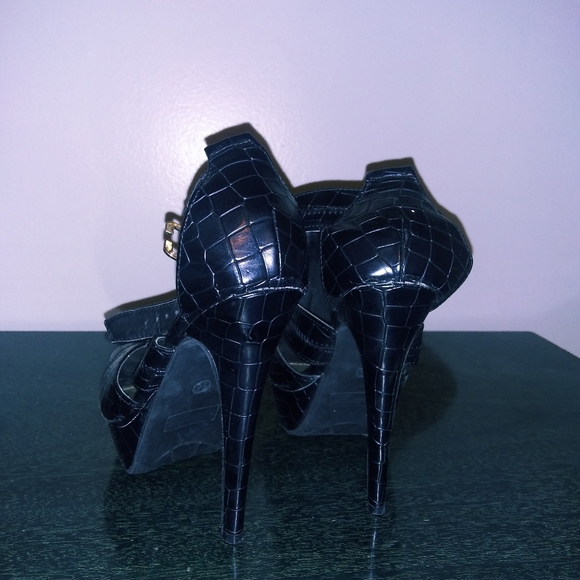 Black high heels - Picture 3 of 3